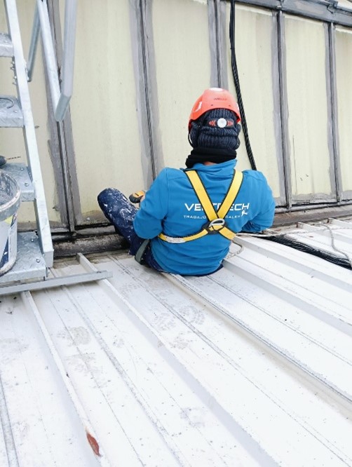 Operario Vertitech en obra
