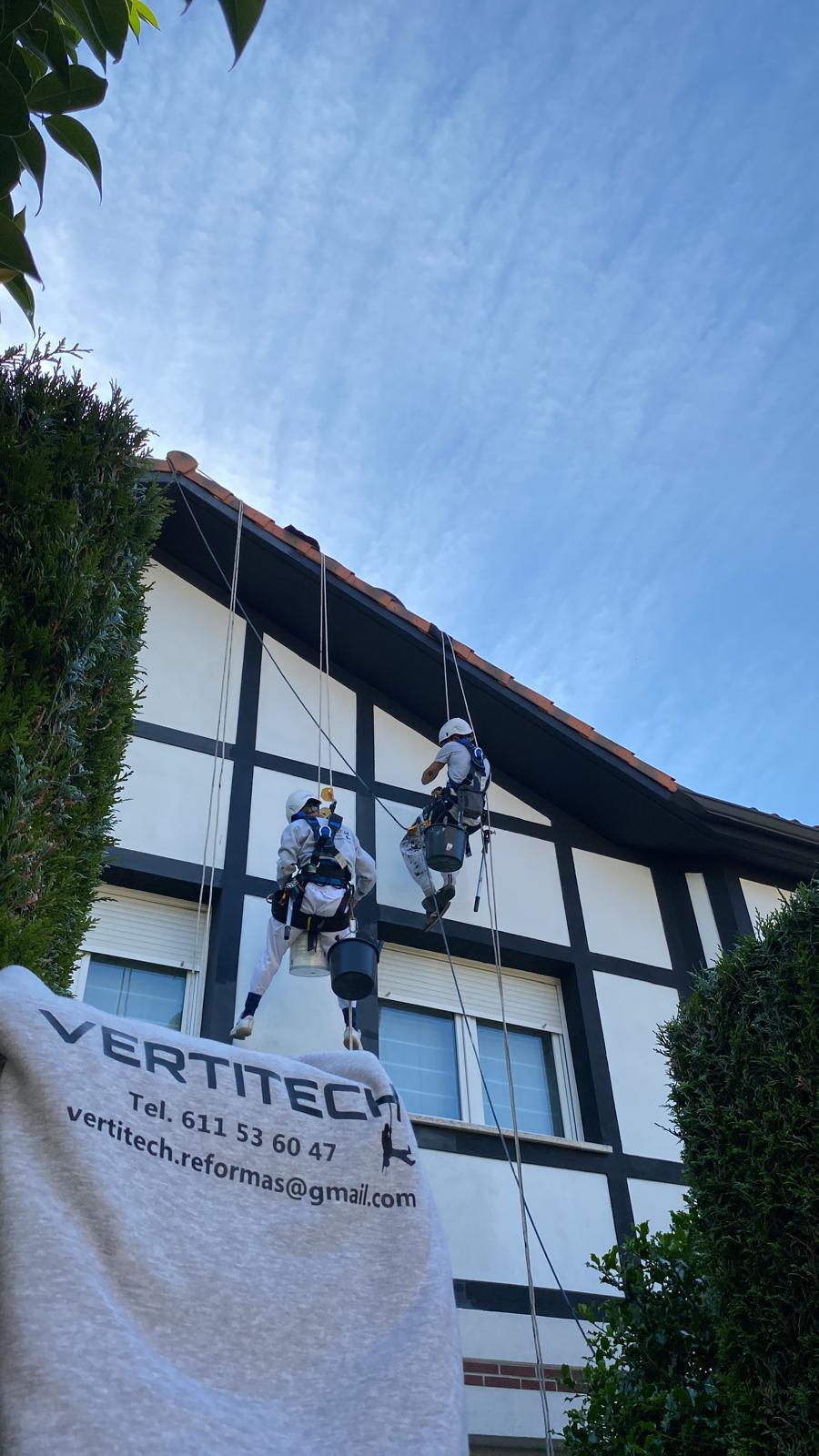 Trabajos verticales en fachada residencial